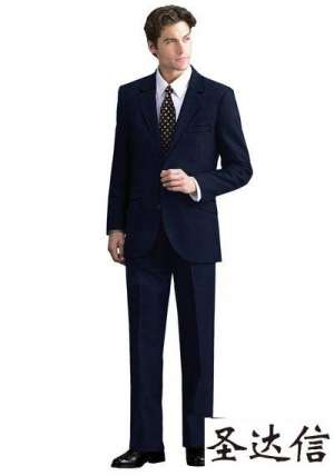 保持整潔是男士們穿好定制西服很重要的一個(gè)環(huán)節(jié)。