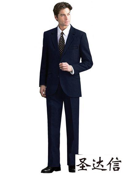 保持整潔是男士們穿好定制西服很重要的一個(gè)環(huán)節(jié)。